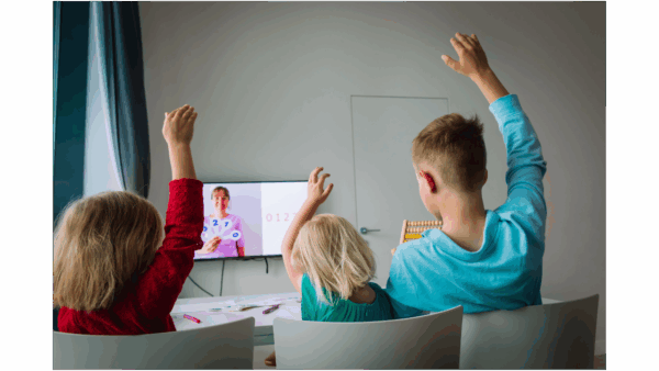 Un atelier pour réviser les maths avec trois enfants.