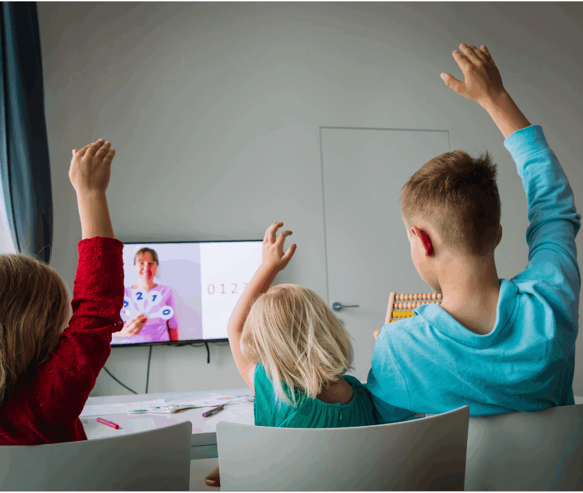Trois enfants révise la calcul mental en cours en visio.