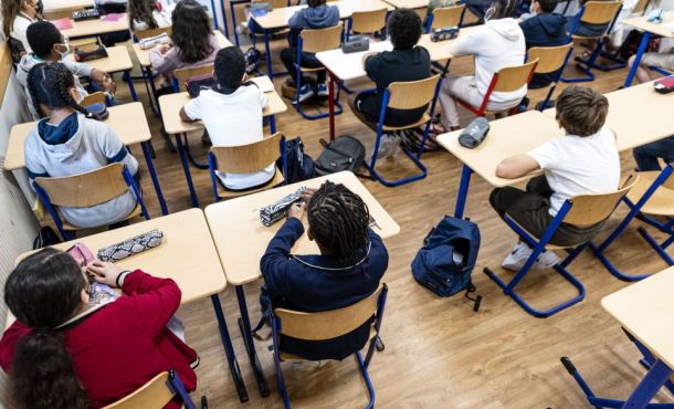 Une classe d'écoliers parlant de leur difficultés d'apprentissage. 